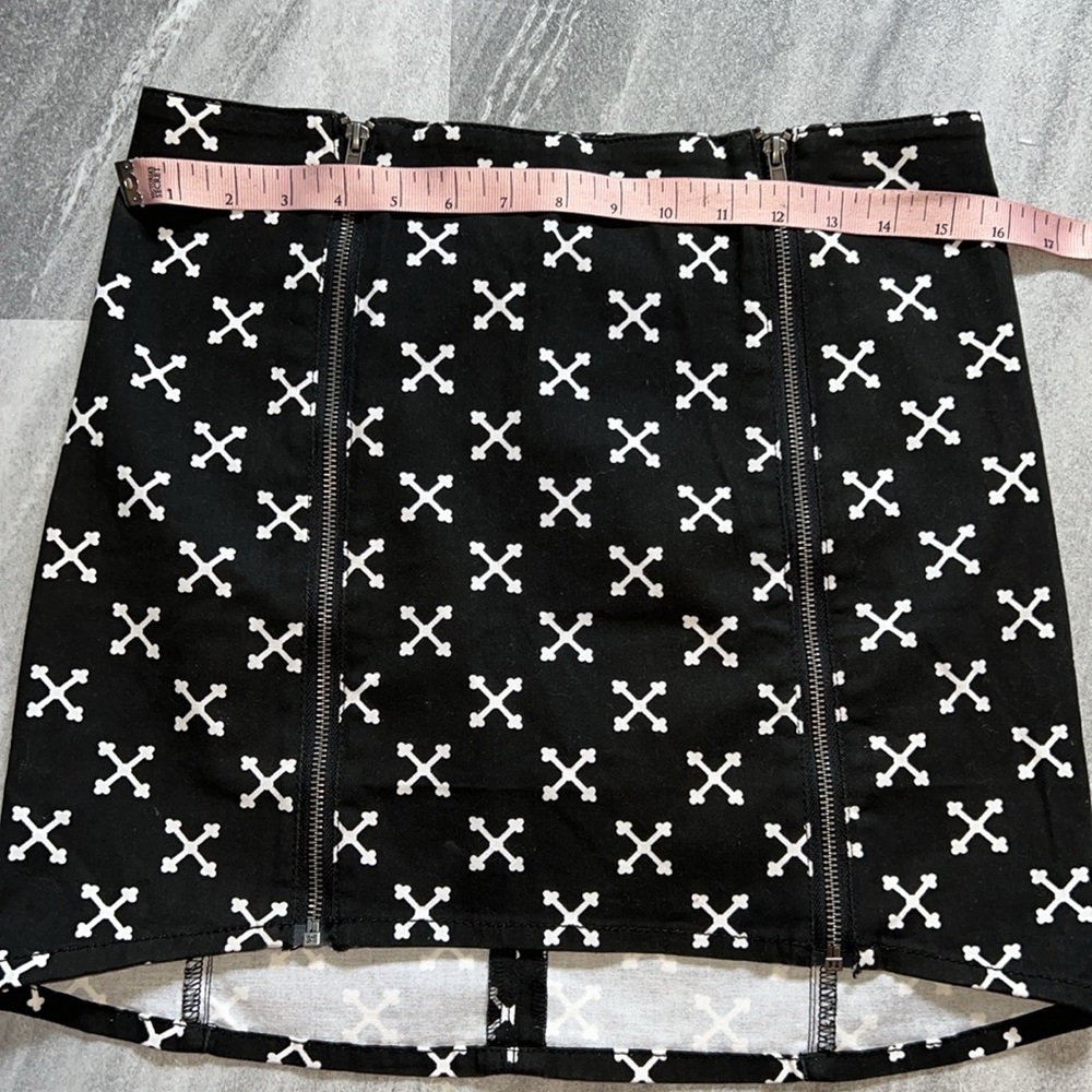 H&M black & white tribal mini skirt size 10 stretchy X pattern - Picture 4 of 8